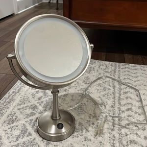 Vanity mirror